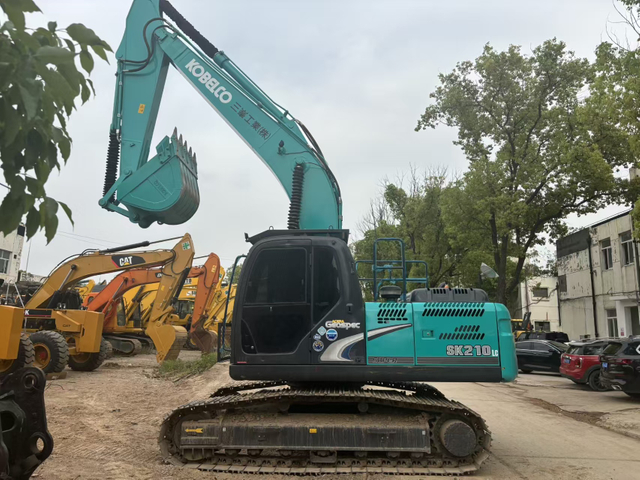 Used Kobelco SK210 Crawler Excavator with Cummins Engine in Good Condition