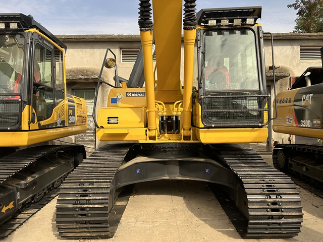 Komatsu PC200